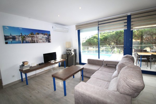 3I - EN - (Persons: 8, Pool, TV/SAT, WiFi, Heater, air conditioner, Pets allowed)