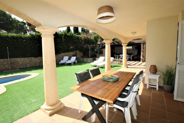 2J - EN - (Persons: 8, Pool, TV/SAT, Wifi, Heater, air conditioner, Pets allowed)